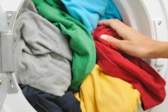 ¿Es posible y cómo lavar adecuadamente la ropa negra con rojo, azul, verde, de color y otros colores?