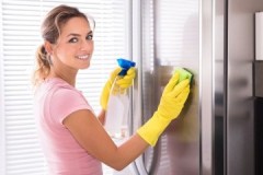 Formas y medios de cómo eliminar arañazos en un refrigerador en blanco, gris y otros colores.