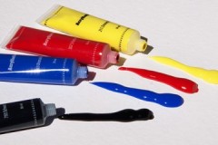 Una descripción general de los métodos y medios de cómo lavar eficazmente la pintura acrílica