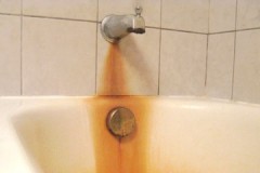 Métodos y recetas confiables sobre cómo limpiar el baño del óxido y la placa en casa.