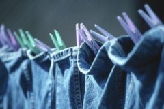 Formas originales y efectivas de secar los jeans rápida y correctamente después del lavado