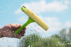 Guía paso a paso sobre cómo limpiar ventanas corredizas en un balcón por dentro y por fuera