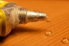 Maneras y medios de cómo eliminar eficazmente el superpegamento de la mesa.