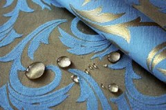 ¿Es necesario y cómo lavar adecuadamente las cortinas opacas a mano y en una máquina de escribir?