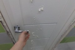 Una lista de recetas caseras y composiciones químicas, cómo puede eliminar la espuma de poliuretano de las puertas.