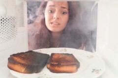 Varias recetas probadas sobre cómo eliminar el olor a quemado del microondas en casa