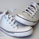Varias formas efectivas de lavar las zapatillas blancas de la tela.