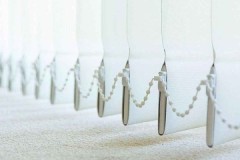 Instrucciones paso a paso sobre cómo lavar las persianas verticales manualmente y en una lavadora automática.