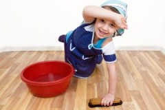 Consejos de amas de casa experimentadas: cómo quitar la pasta del bolígrafo y los bolígrafos de gel del linóleo