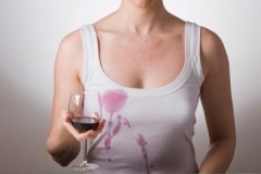 Consejos y formas de obtener rastros de vino tinto de la ropa blanca