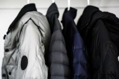 Instrucciones paso a paso sobre cómo lavar una chaqueta de poliéster en la lavadora y a mano.