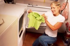 Cómo estirar una camiseta si se encoge después del lavado: métodos y técnicas probados