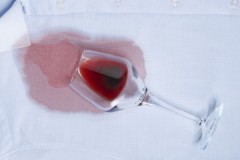 Maneras que funcionan, o cómo quitar el vino tinto de la ropa