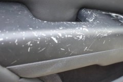 Varias formas de eliminar los arañazos del plástico en casa.