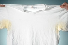 Las 10 mejores formas de eliminar las manchas de sudor amarillas de las camisetas blancas