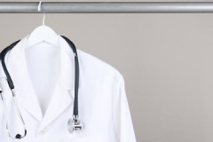 Instrucciones sencillas sobre cómo lavar una bata médica blanca y de color