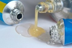 Maneras y medios de cómo quitar el pegamento de los muebles y no estropearlo.