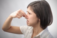 Consejos útiles sobre cómo eliminar el olor del desagüe del baño