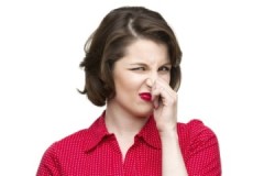 Formas comprobadas de eliminar el olor a gasolina y combustible diesel de la piel, las cosas y los contenedores.