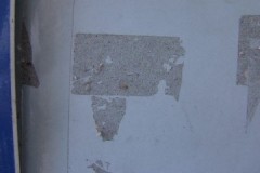 ¿Cómo y cómo eliminar los rastros frescos y viejos de cinta adhesiva del plástico?