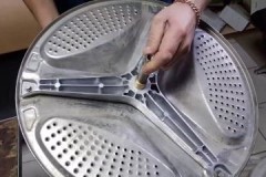 ¿Cómo reemplazar correctamente la cruz en una lavadora Samsung?