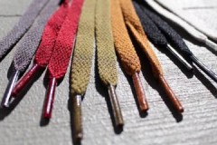 Formas sencillas de lavar cordones de colores y blancos a máquina y a mano