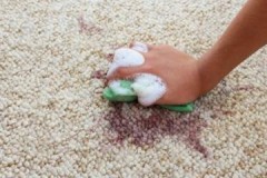 Consejos sobre cómo eliminar las manchas rebeldes de la alfombra en casa
