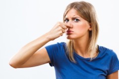 Trucos y secretos para eliminar el olor a sudor de la ropa debajo de los brazos