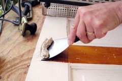 Consejos sobre cómo quitar la pintura de las puertas de madera y no estropear la superficie