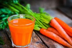 ¿Dónde está el mejor lugar y cuánto tiempo se almacena el jugo de zanahoria recién exprimido?