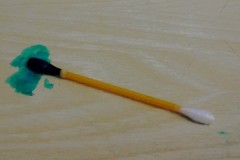 Medios y métodos probados para lavar el verde brillante de los muebles en casa.