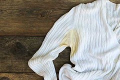 Formas efectivas de eliminar las manchas de sudor amarillas debajo de las axilas de la ropa blanca