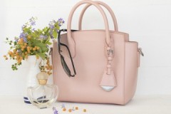 Trucos y secretos de las mujeres, como quitar el olor del bolso.