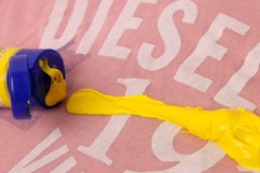 No dejes que se seque, o cómo limpiar la pintura al óleo de la ropa.