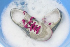 ¿Cómo lavar a mano tus zapatillas con cuidado y delicadeza y no estropearlas?