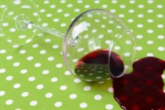Sin dejar residuos, o como quitar el vino tinto de la ropa de colores