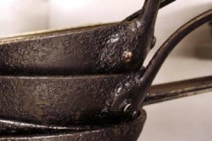 Consejos de amas de casa experimentadas sobre cómo eliminar los depósitos de carbón del exterior de la sartén en casa