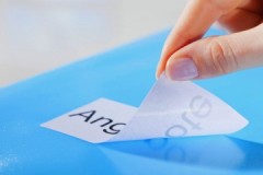 Maneras fáciles de quitar el adhesivo de una pegatina de plástico