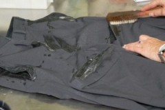 Pequeños trucos sobre cómo y cómo eliminar el alquitrán de los pantalones en casa