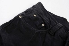 Consejos y secretos sobre cómo lavar jeans negros.