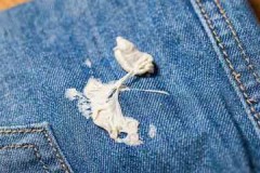 Maneras efectivas, cómo y cómo puede quitar rápidamente la goma de mascar de los jeans en casa