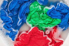 Instrucciones detalladas y consejos sobre cómo lavar a mano una camiseta