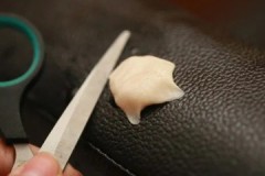 Formas efectivas de eliminar la goma de mascar de los artículos de cuero