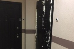 Consejos de expertos sobre cómo quitar la espuma de una puerta de metal