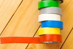 ¿Cómo quitar con cuidado y eficacia la cinta de las ventanas de plástico y no dañar el revestimiento?